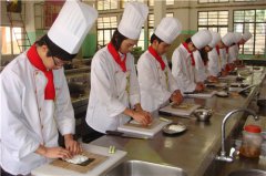 女生学日本料理，心灵手巧优势大。