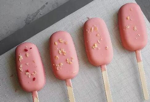 今天想跟大家分享一款超级棒的粉红冰棒慕斯,混合了草莓,芒果的清爽