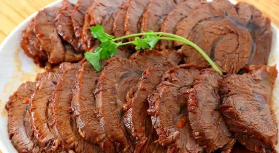 卤牛肉最好的口感是牛腱子肉,放入清水中放两个三个小时去除血水辣味